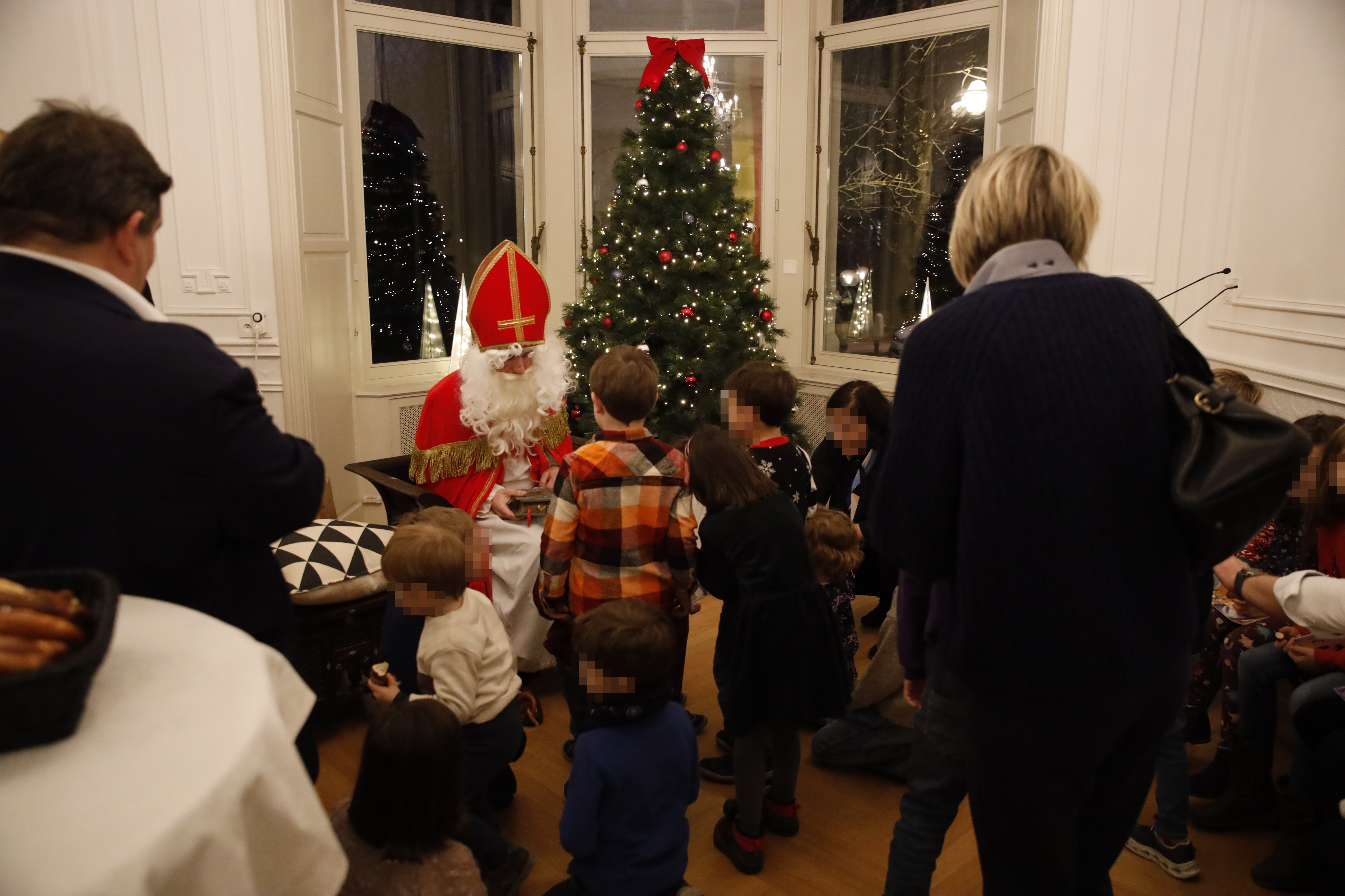 Kinder stehen vor dem sitzenden Nikolaus