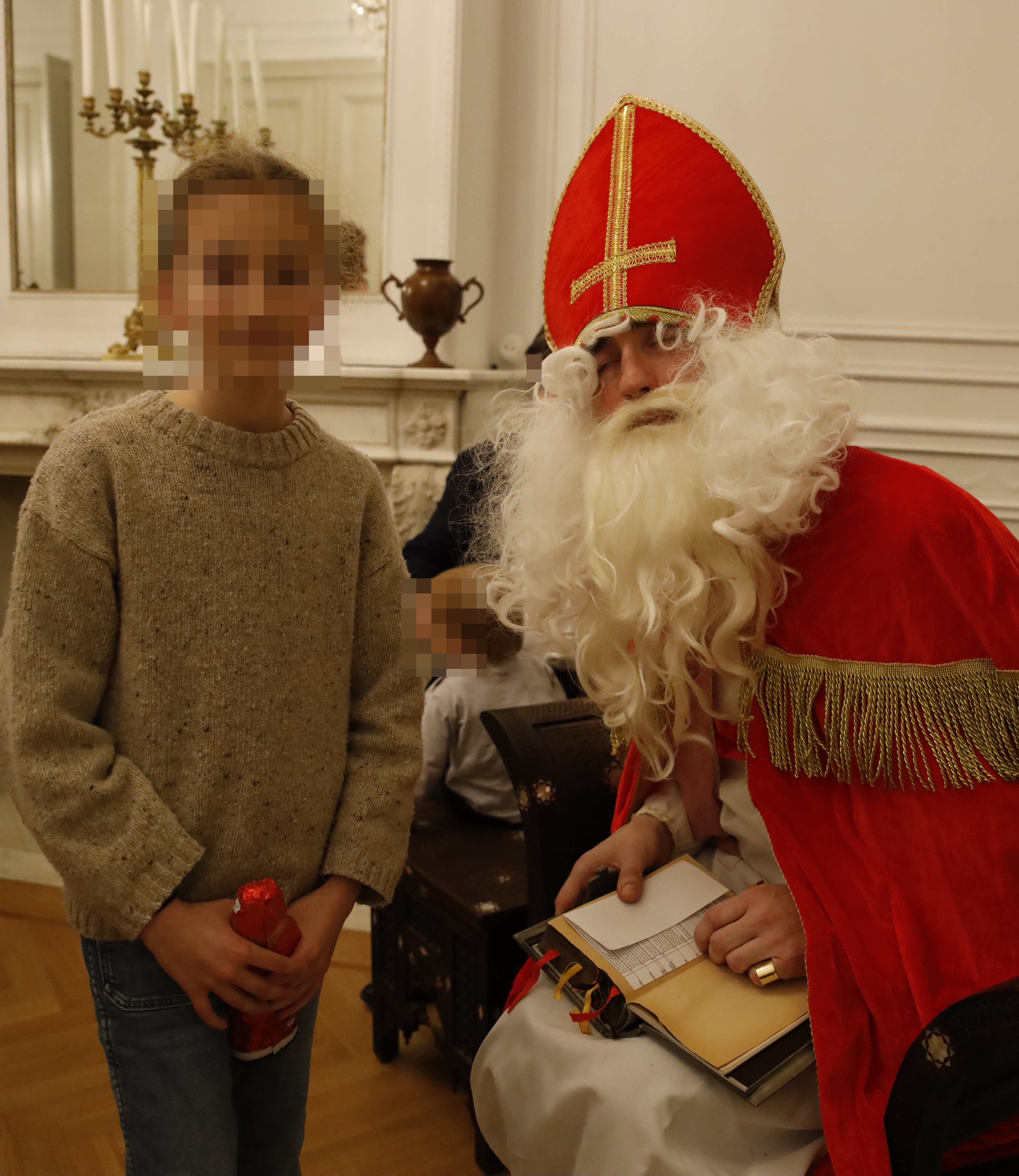 Etwa zehnjähriges Mädchen steht neben Nikolaus